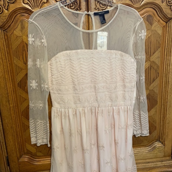 Classy lace dress - Picture 2 of 5